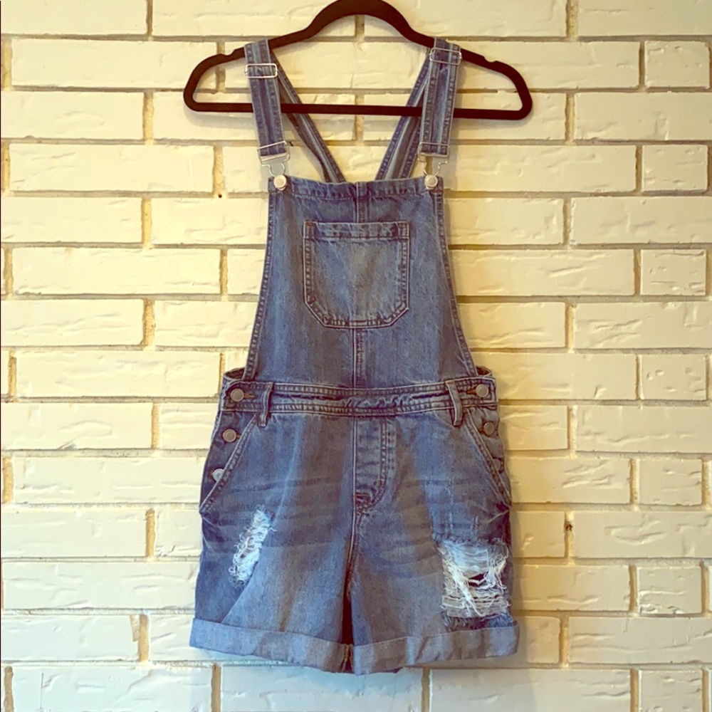 Short distressed overalls